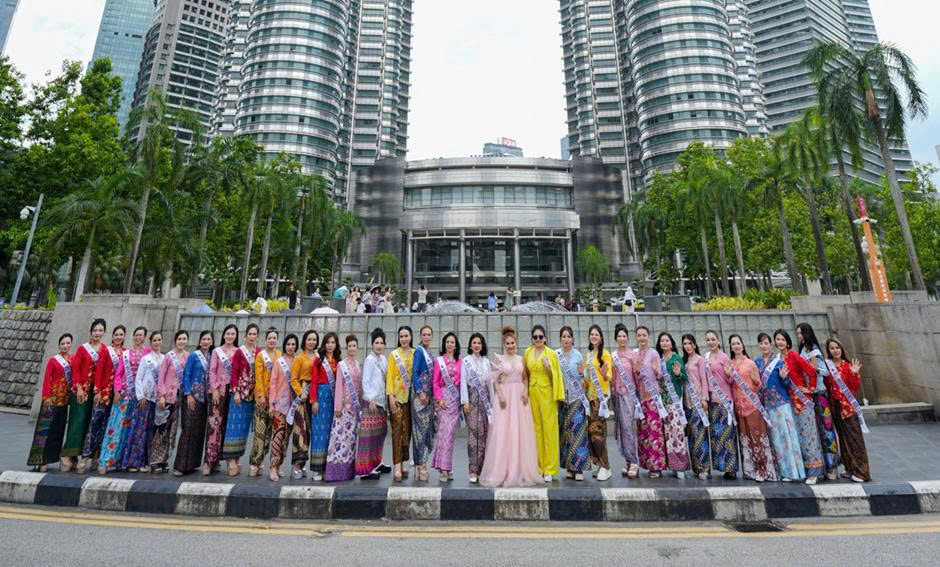 Dàn thí sinh Miss Universe Business World 2025 duyên dáng trong trang phục truyền thống Malaysia