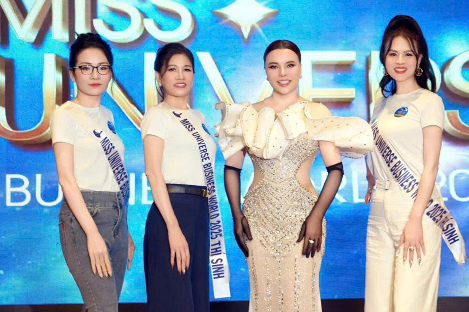 NTK Mai Phương Trang trao sash cho thí sinh trước thềm Chung kết Miss Universe Business World 2025