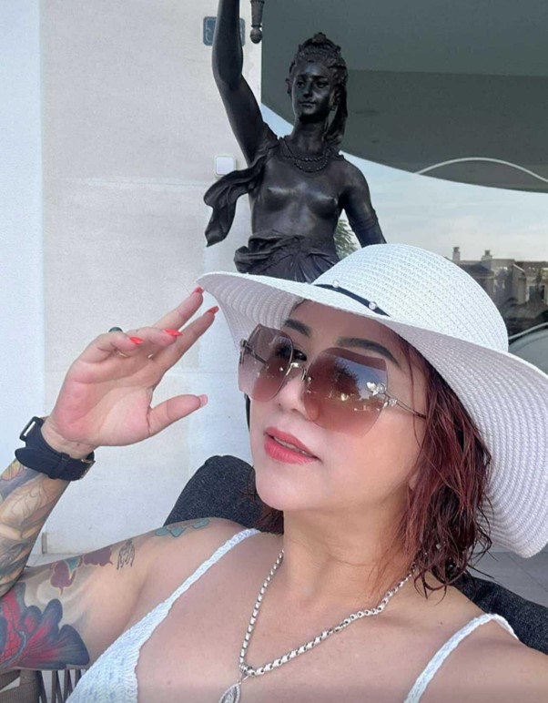 Ảnh c&oacute; chứa Phụ kiện thời trang, người, Mặt người, mũNội dung do AI tạo ra c&oacute; thể kh&ocirc;ng ch&iacute;nh x&aacute;c.