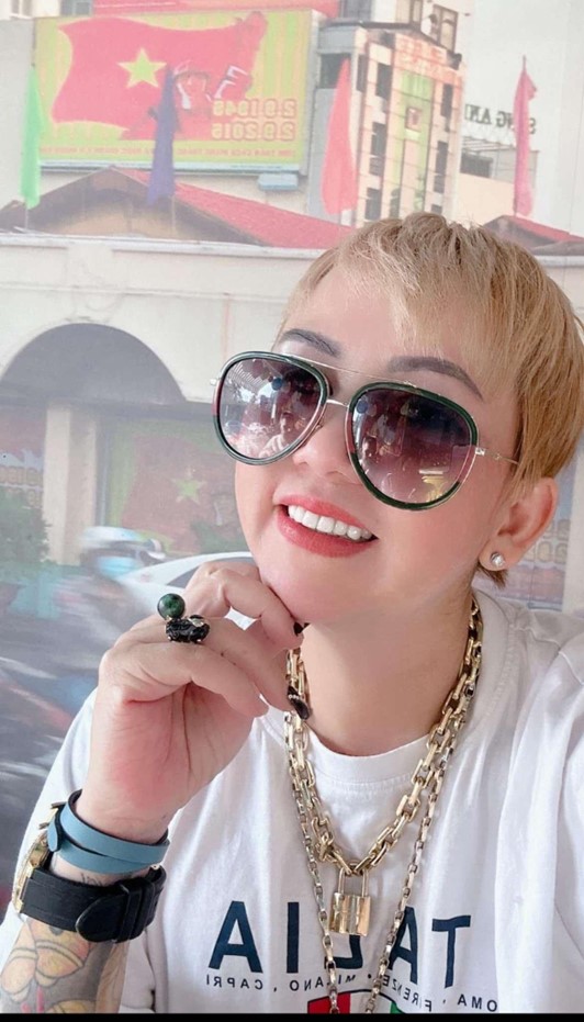 Ảnh c&oacute; chứa người, Mặt người, văn bản, Phụ kiện thời trangNội dung do AI tạo ra c&oacute; thể kh&ocirc;ng ch&iacute;nh x&aacute;c.