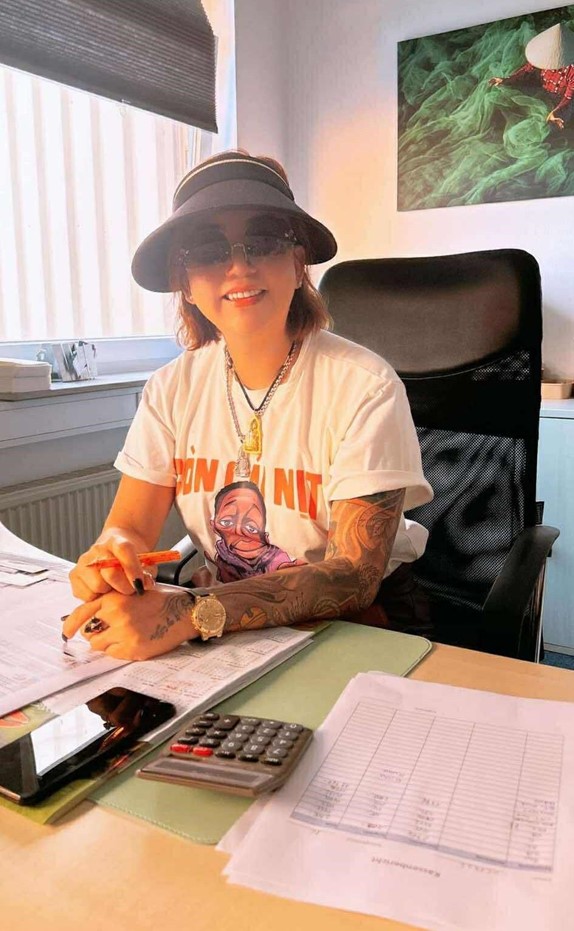 Ảnh c&oacute; chứa người, trong nh&agrave;, trang phục, mũNội dung do AI tạo ra c&oacute; thể kh&ocirc;ng ch&iacute;nh x&aacute;c.