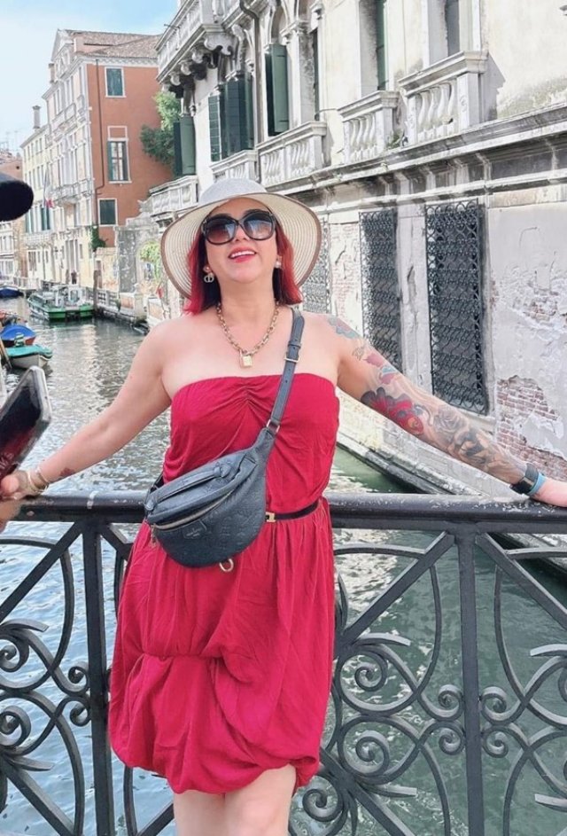 Ảnh c&oacute; chứa trang phục, ngo&agrave;i trời, người, t&ograve;a nh&agrave;Nội dung do AI tạo ra c&oacute; thể kh&ocirc;ng ch&iacute;nh x&aacute;c.