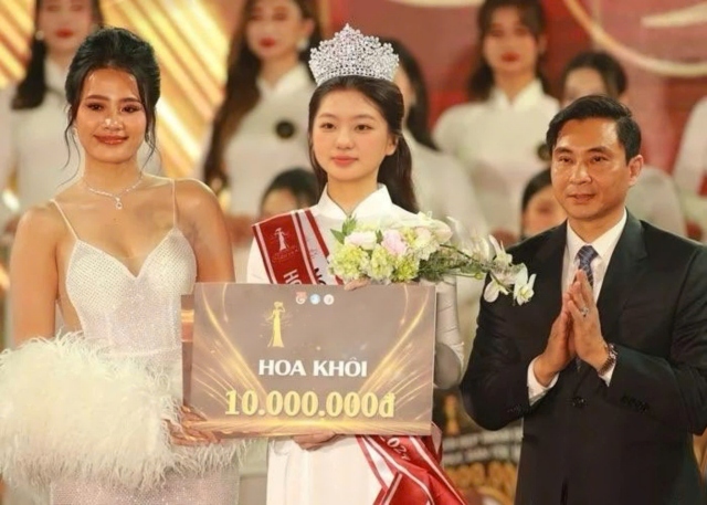 Trải qua nhiều vòng tranh tài, nữ sinh ngành kế toán Lê Phạm Phương Thuý  được xướng tên cho ngôi vị cao nhất cuộc thi sắc đẹp Trường Đại học Tài Chính - Ngân hàng - Hà Nội 