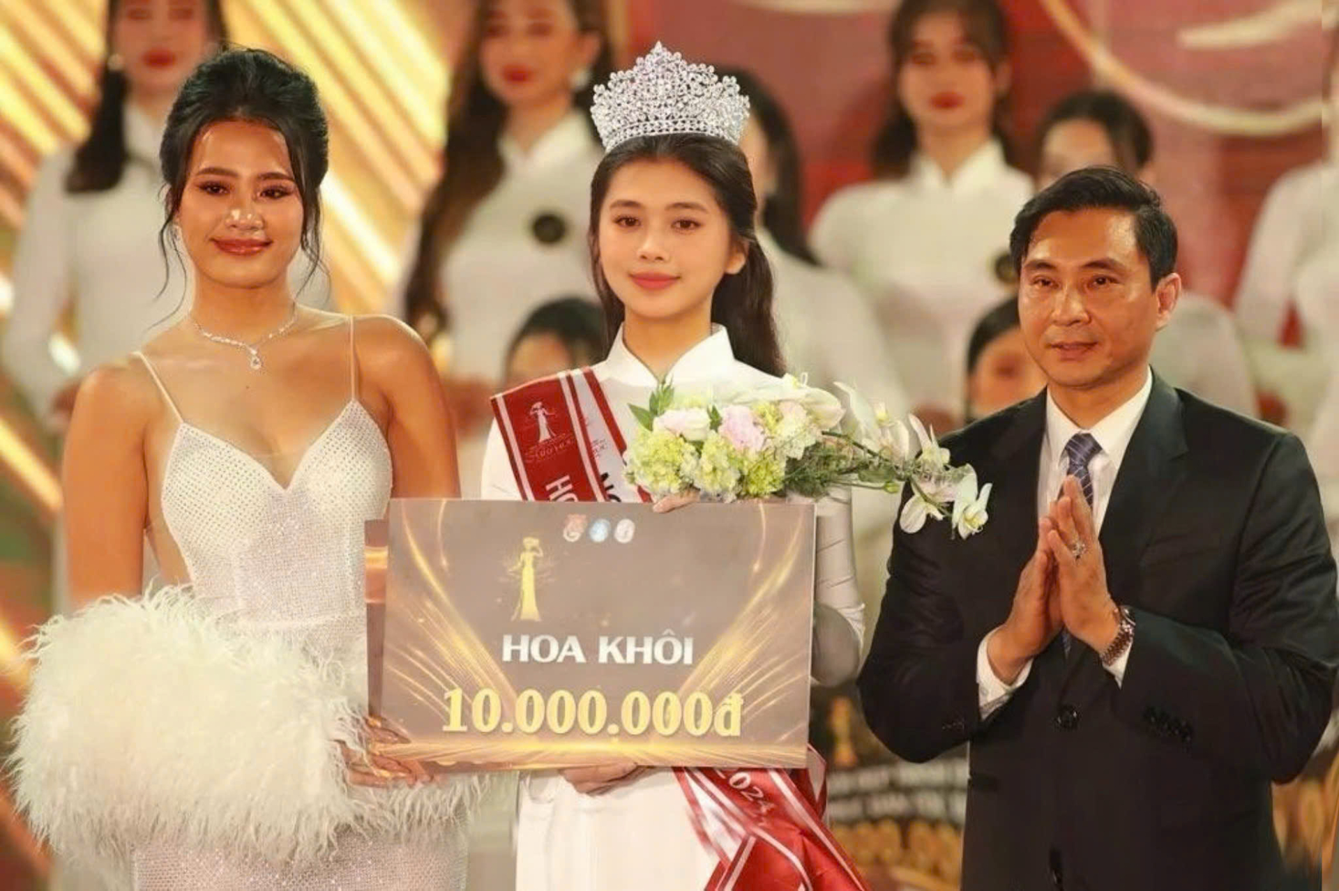 Trải qua nhiều vòng tranh tài, nữ sinh ngành Phong Tác Thanh Thiếu Niên được xướng tên cho ngôi vị cao nhất cuộc thi sắc đẹp Học viện Thanh Thiếu Niên Việt Nam