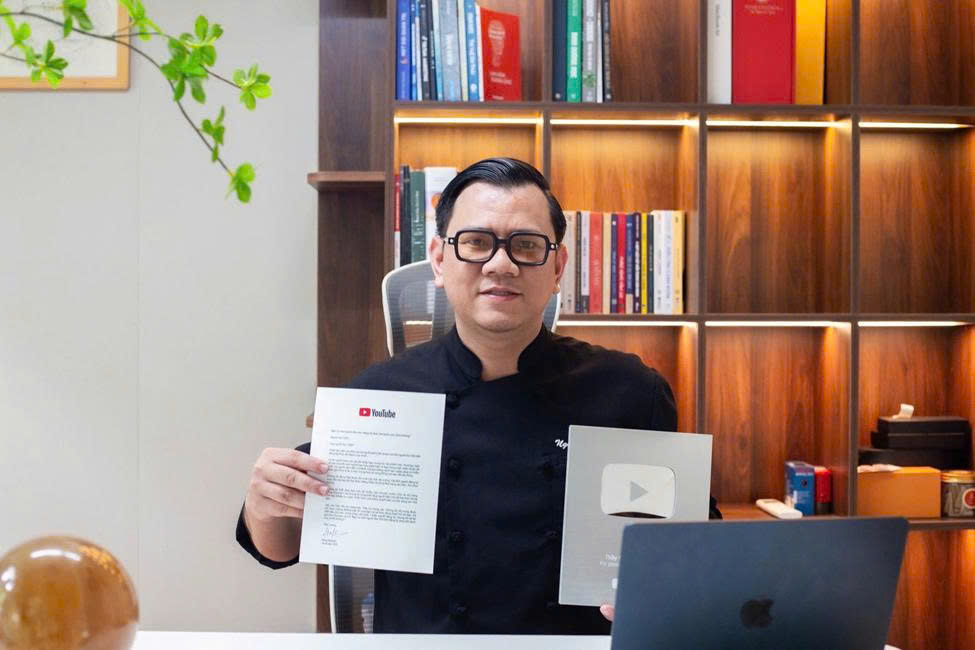 Đầu Bếp Nguyễn Quốc Nghị - Vinh Dự Nhận Nút Bạc YouTube, Khẳng Định Thương Hiệu Đào Tạo Ẩm Thực Đẳng Cấp