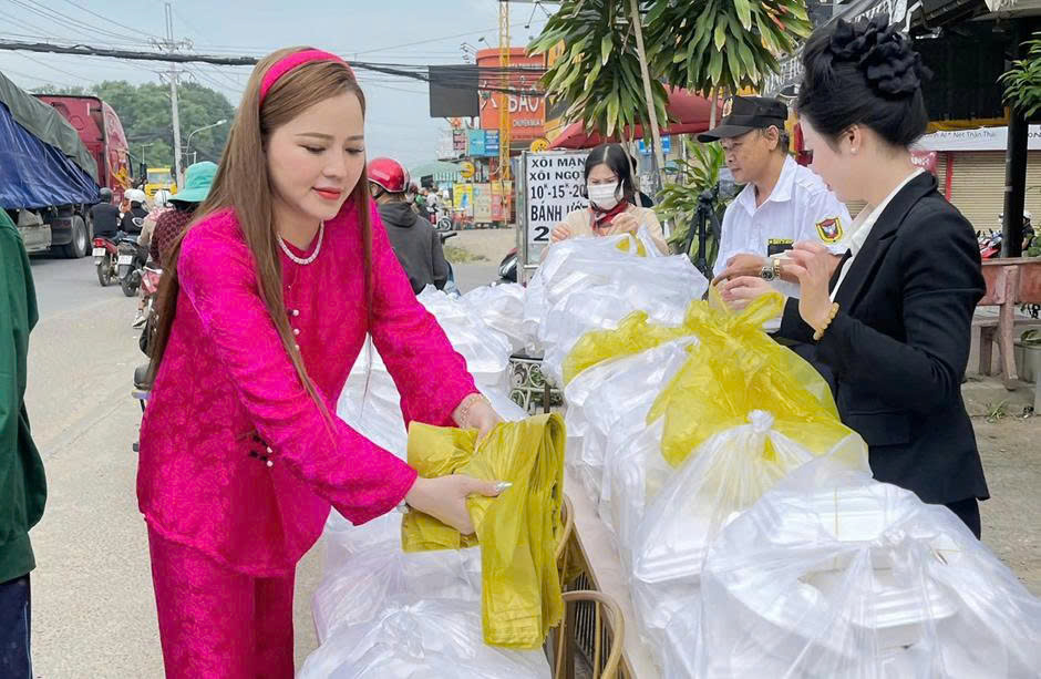 Hoa hậu Nguyễn Thị Bình trao tặng yêu thương cho người dân khó khăn