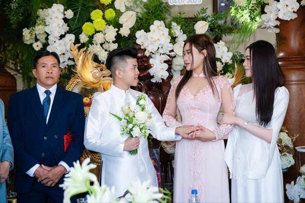 Khoảnh khắc xúc động của Hoa hậu Lan Trinh trong ngày đính hôn của con gái