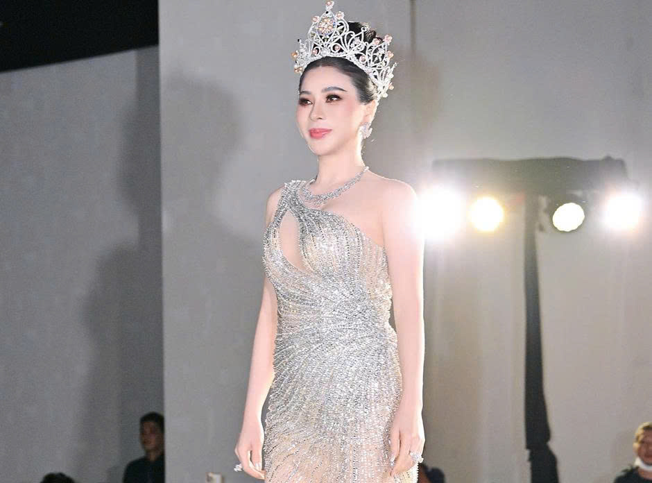 Hoa hậu Lucy Hà rực rỡ giữ vị trí vedette trong show diễn The Rising Star của NTK Mai Phương Trang