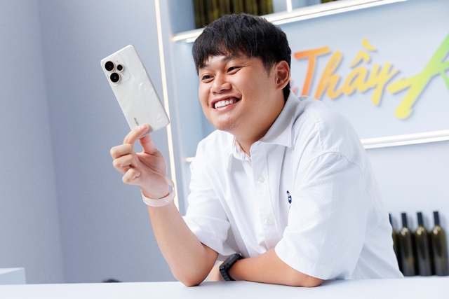 A person holding a cell phoneAI-generated content may be incorrect.