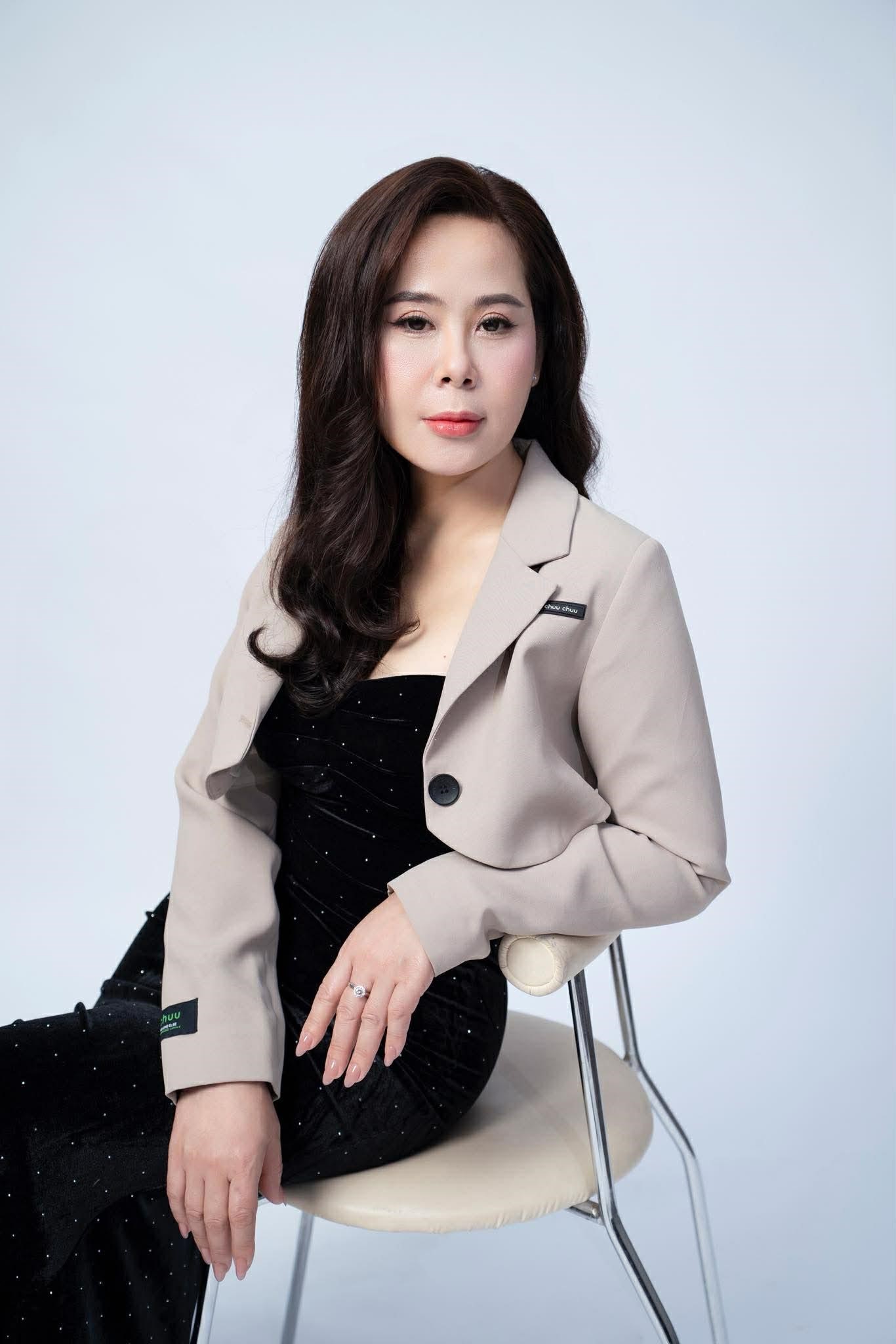 Ảnh c&oacute; chứa người, Mặt người, bầu trời, tườngNội dung do AI tạo ra c&oacute; thể kh&ocirc;ng ch&iacute;nh x&aacute;c.