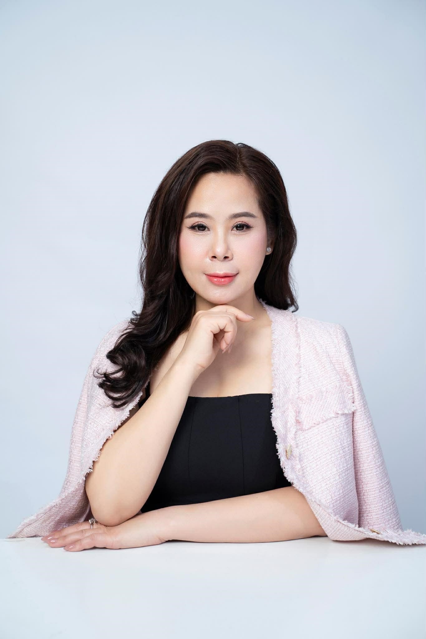 Ảnh c&oacute; chứa người, Mặt người, Chụp ảnh, trang phụcNội dung do AI tạo ra c&oacute; thể kh&ocirc;ng ch&iacute;nh x&aacute;c.