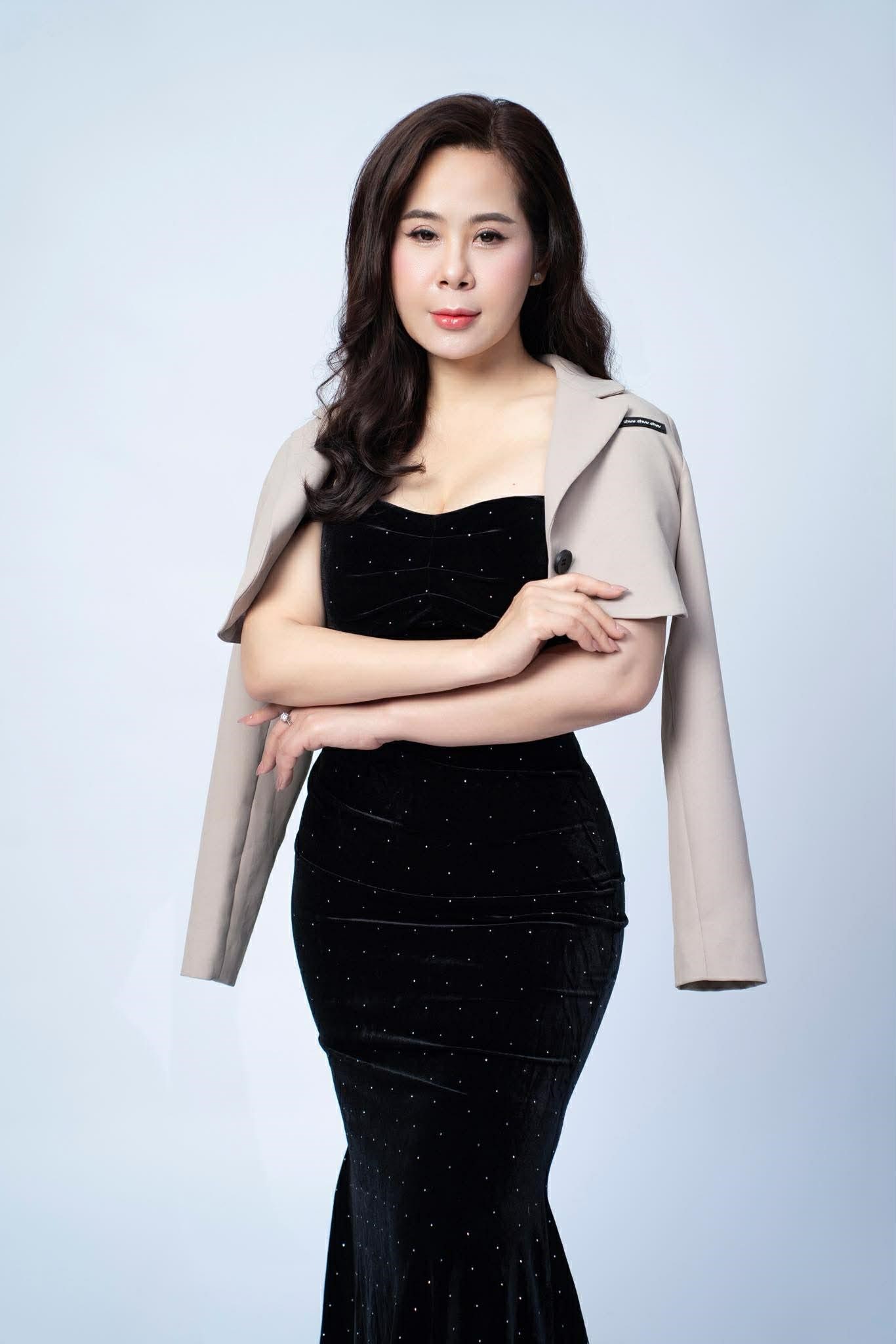 Ảnh c&oacute; chứa trang phục, người, Người mẫu thời trang, vaiNội dung do AI tạo ra c&oacute; thể kh&ocirc;ng ch&iacute;nh x&aacute;c.