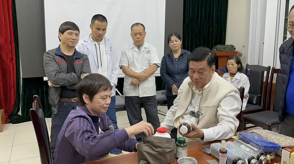 Ảnh có chứa trang phục, người, Mặt người, trong nhàNội dung do AI tạo ra có thể không chính xác.