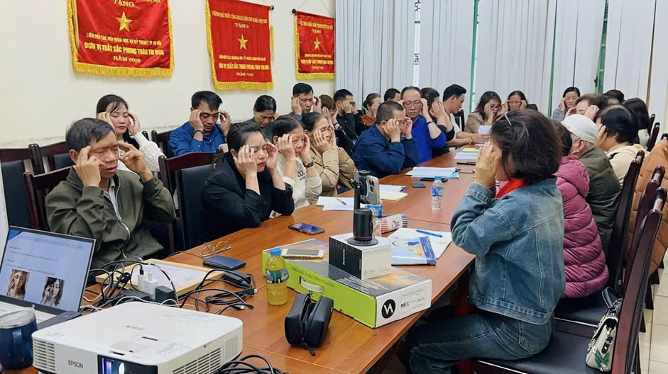 Ảnh có chứa trang phục, trong nhà, phụ nữ, ngườiNội dung do AI tạo ra có thể không chính xác.