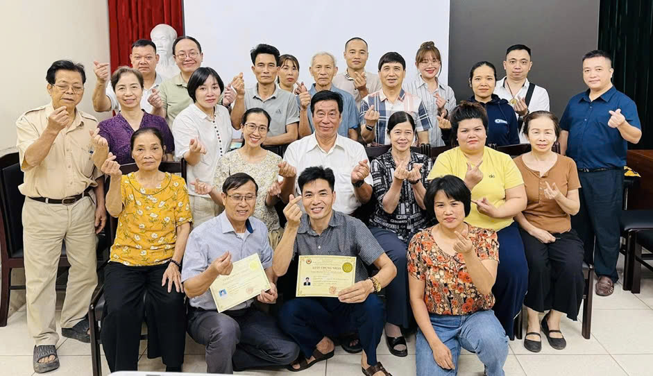 Ảnh có chứa trang phục, người, cười, Mặt ngườiNội dung do AI tạo ra có thể không chính xác.