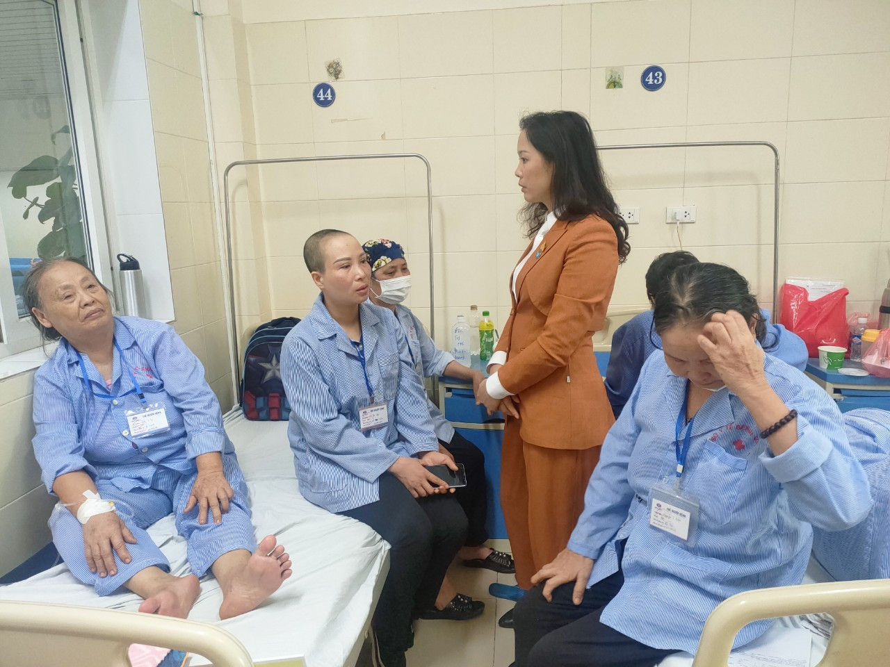  CEO Hoàng Thị Trang Viên, Tổng giám đốc Công ty cổ phần Truyền thông Viên Hoàng Gia làm công tác từ thiện tại Bệnh viện K cơ sở Tân Triều